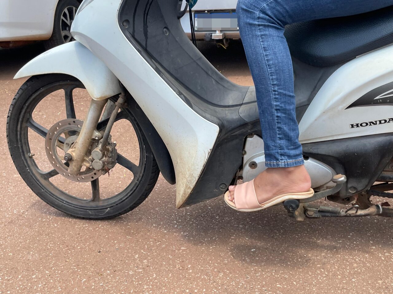 Pode dirigir de chinelo? Entenda infrações e riscos sobre o uso de calçados inadequados dos motoristas