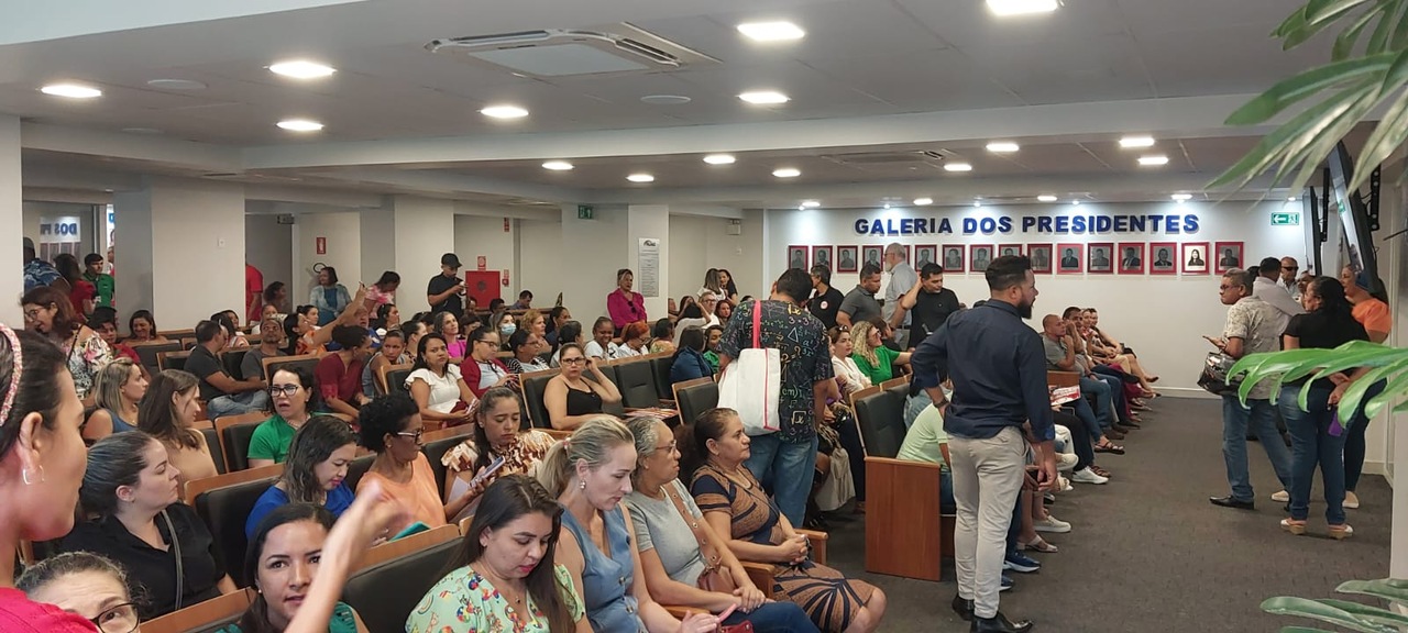 Profissionais da educação de Palmas protestam na Câmara Municipal pela aprovação da reformulação do PCCR