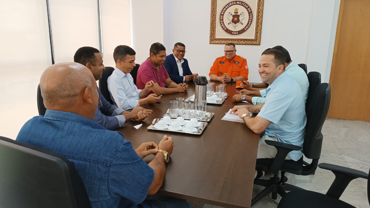 Deputado Sargento Júnior Brasão se reúne com o Comandante dos Bombeiros para atender demandas da corporação