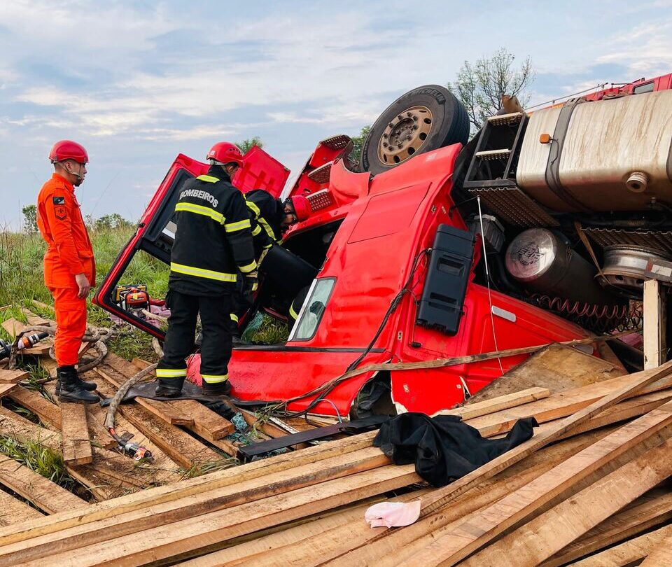 Caminhoneiro morre após capotar carreta carregada de madeira na TO-040, em Dianópolis