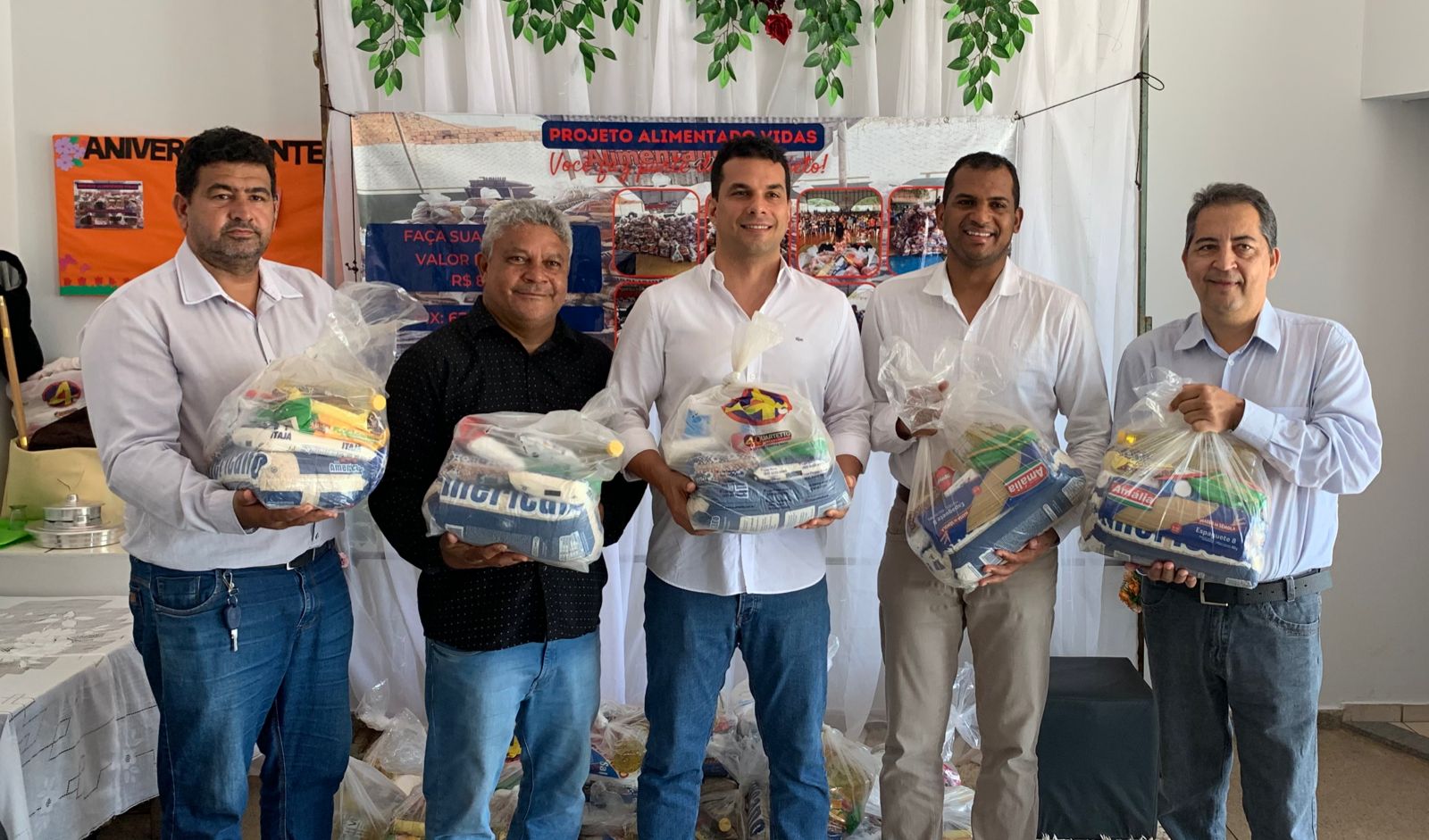 Vereador Nego participa da entrega de cestas básicas para projeto social da 305 norte, em Palmas, arrecadadas em 'futebol solidário'