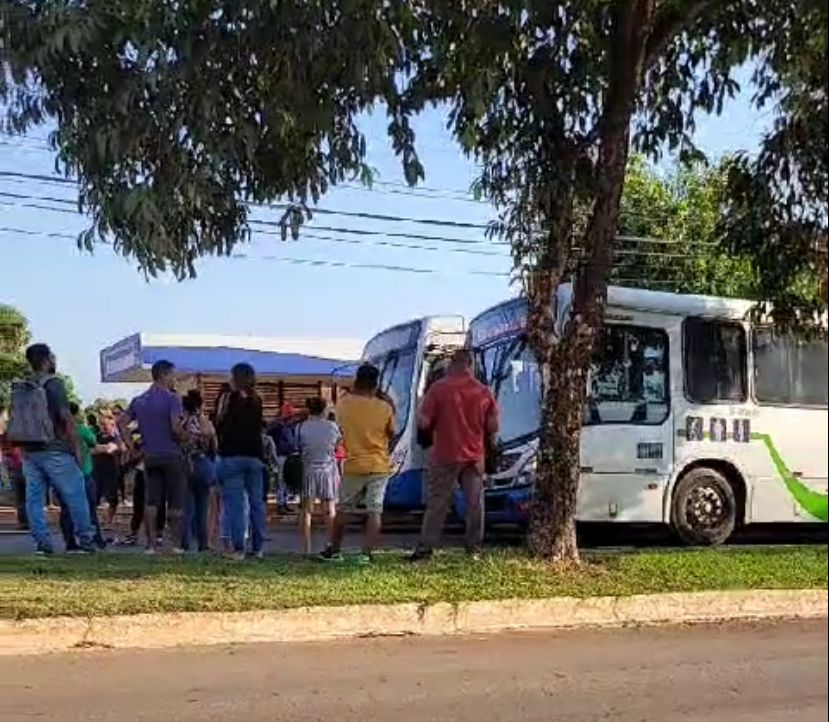 VÍDEO: Populares bloqueiam avenida no Aureny III para protestar contra a situação do transporte público de Palmas; prefeitura se manifesta
