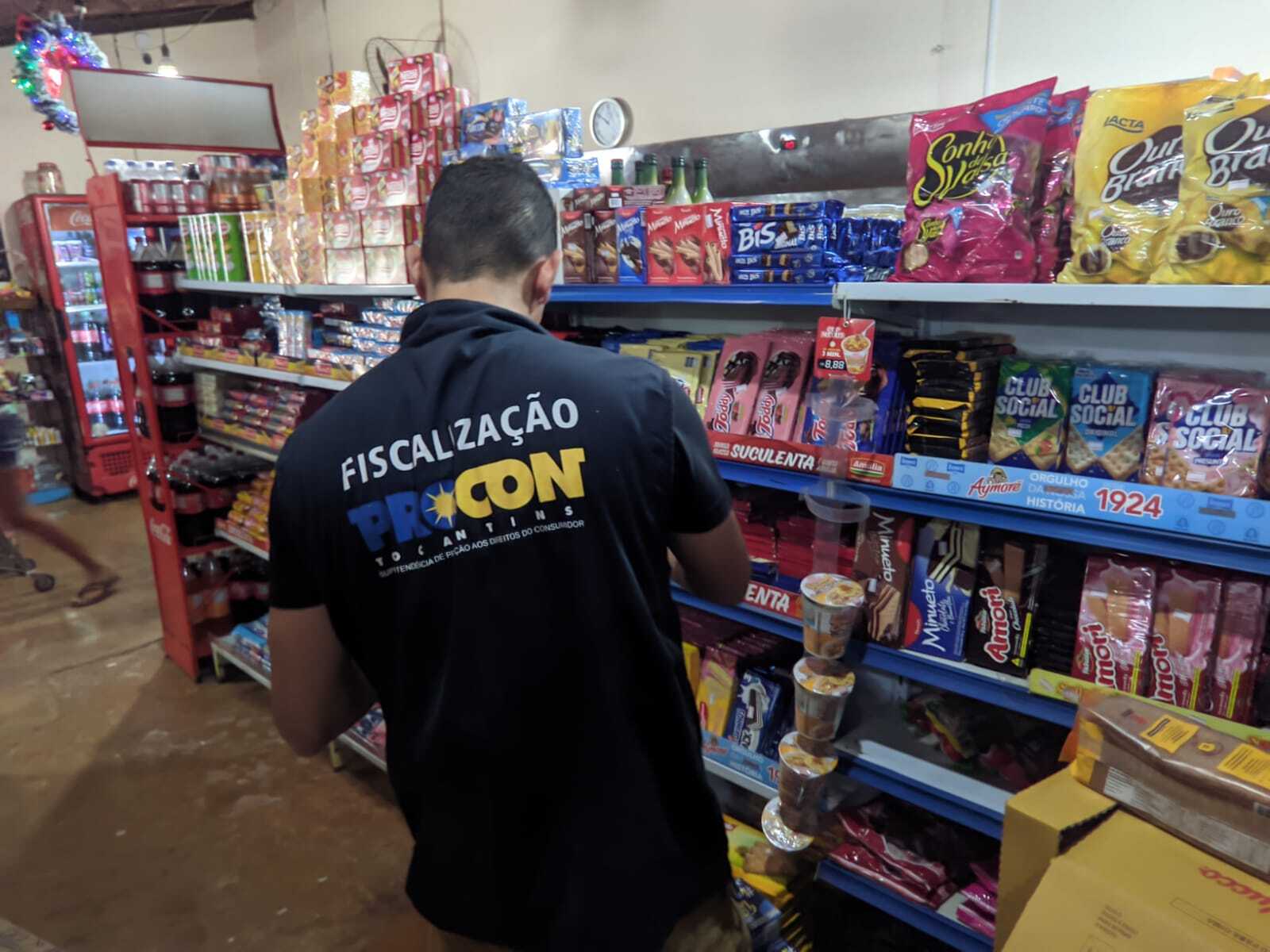 Denúncia resulta em apreensões de 517 produtos vencidos em um único supermercado no interior do Tocantins
