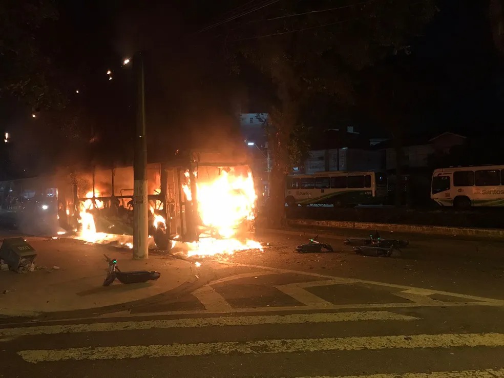 Ônibus e veículos são incendiados por torcedores após Santos ser rebaixado no Brasileirão; veja detalhes
