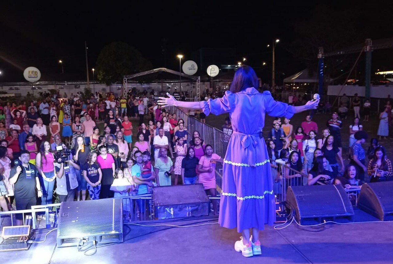 Cantora gospel Tânia Castro anima o público no primeiro dia da Fenesup, em Taquaralto; saiba mais