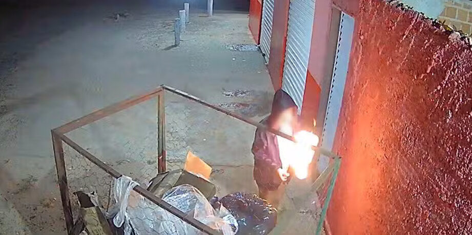 VÍDEO: Mulher é flagrada ateando fogo em mercado de Dianópolis; incêndio destruiu 70% do local