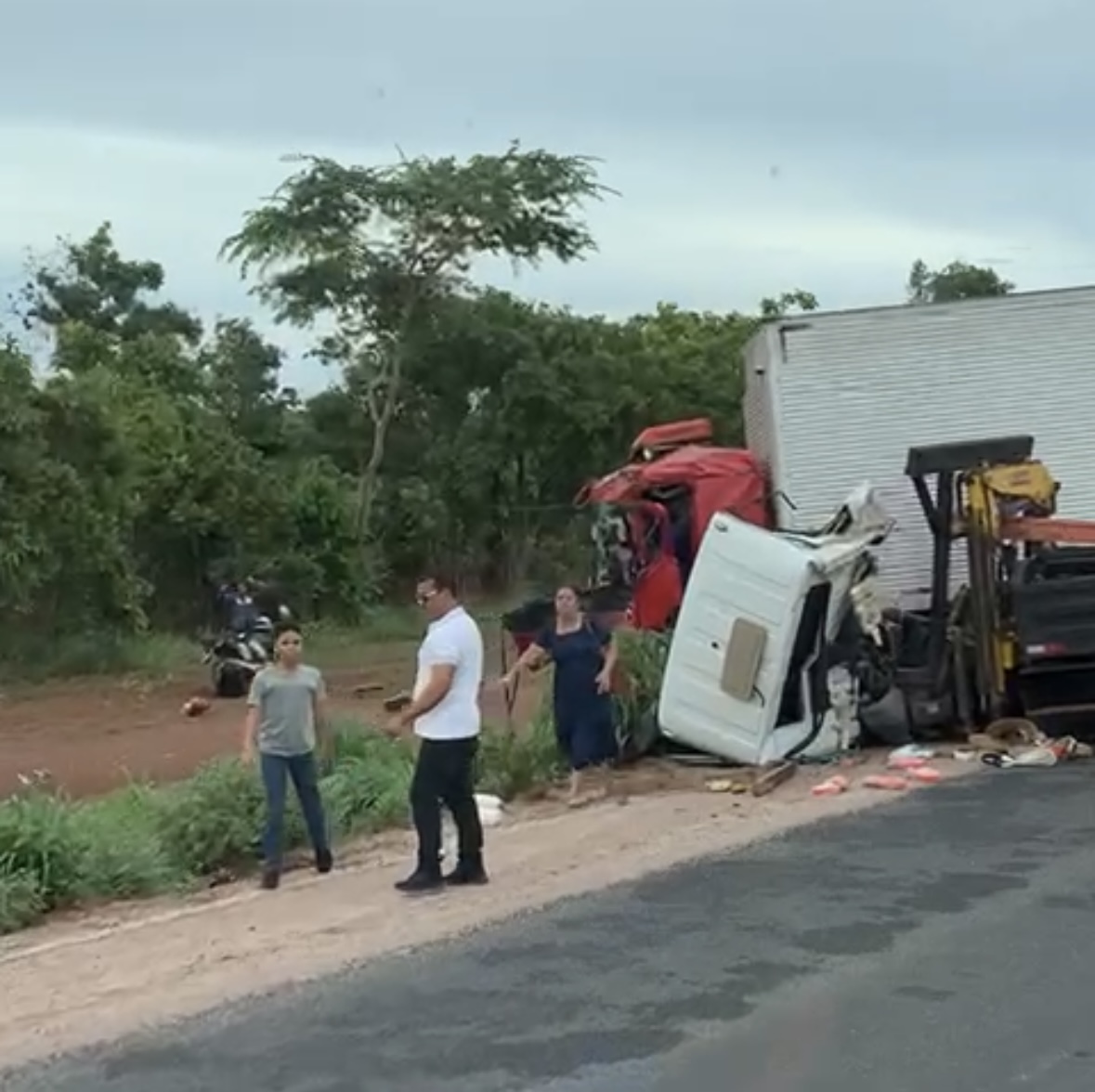 Colisão entre dois caminhões deixa uma pessoa morta e outras duas gravemente feridas na TO-050, em Porto Nacional