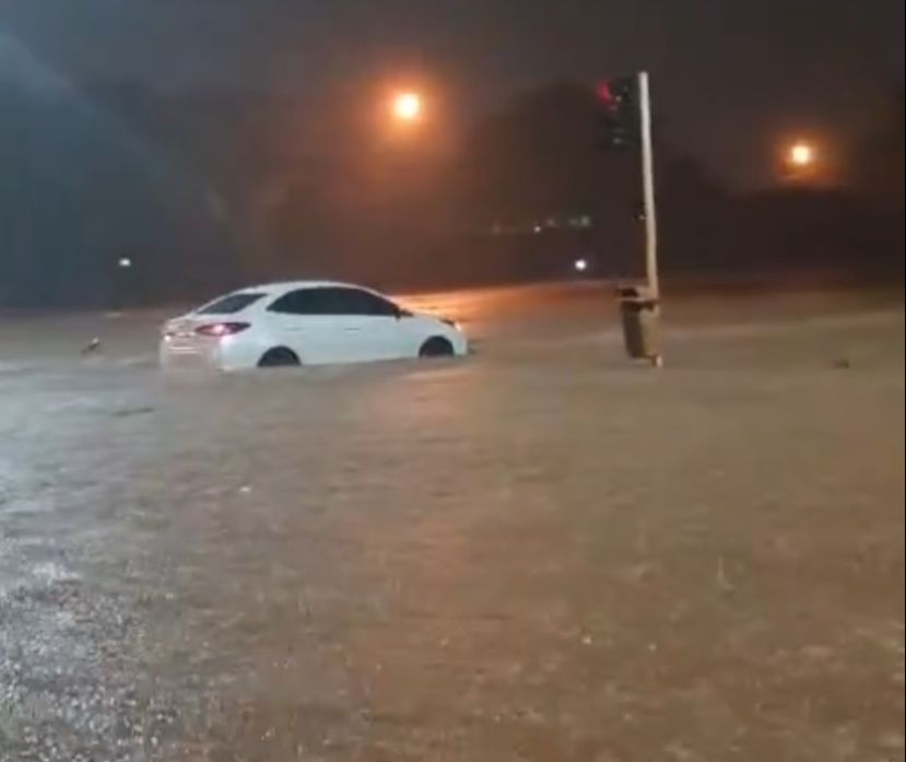 [VÍDEO] Motoristas enfrentam transtornos após forte chuva deixar ruas alagadas em Palmas; previsão é de tempestades no Tocantins
