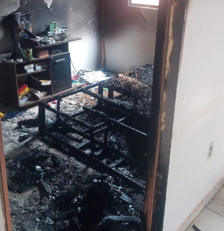 Mãe e filho escapam de incêndio após casa pegar fogo enquanto dormiam na região sul de Palmas; saiba como ajudá-los