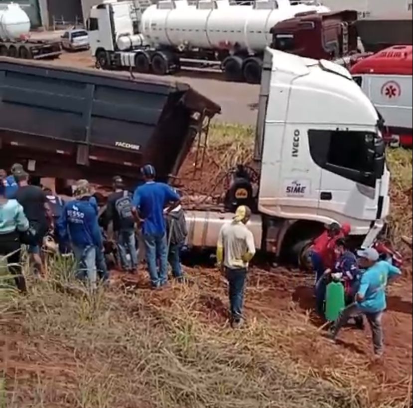 Colisão entre caminhão e moto deixa um mulher morta na BR-153, em Araguaína