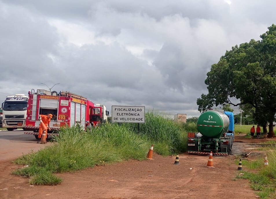 Ácido sulfúrico vaza de caminhão em Araguaína e Bombeiros são acionados; saiba os riscos