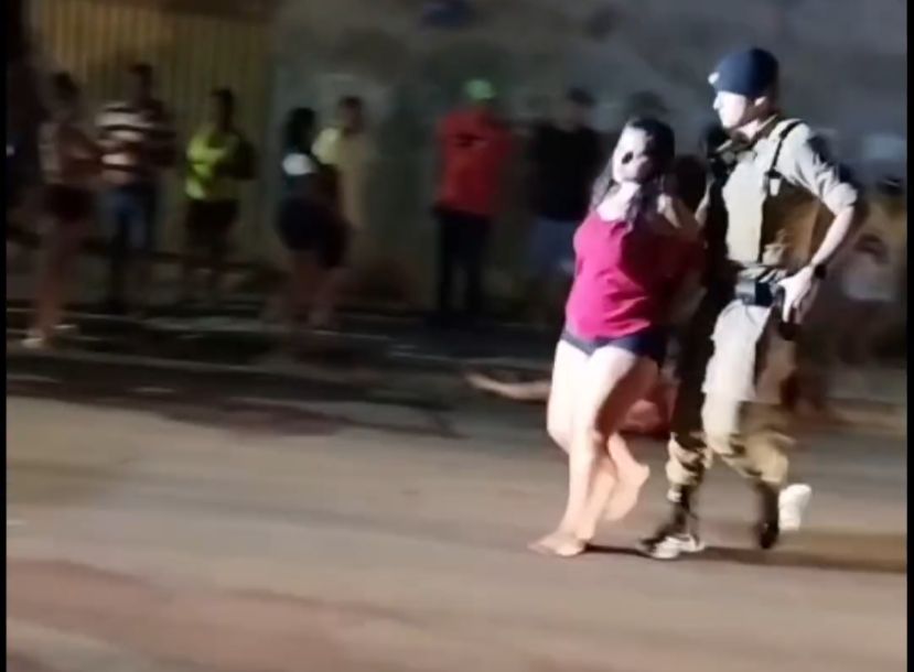 Jovem é presa por matar mulher e ferir marido com golpes de faca durante discussão em Araguaína; VEJA VÍDEO