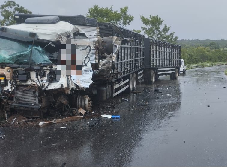 [VÍDEO] Motorista de caminhão morre em grave acidente envolvendo duas carretas na TO-080, entre Divinópolis e Paraíso do Tocantins 