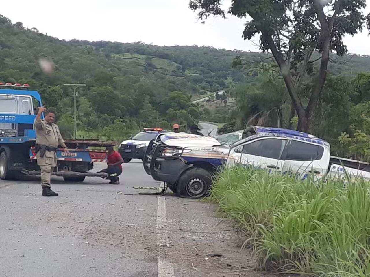 Viatura da PM capota na TO-050, em Arraias, e deixa policial ferido