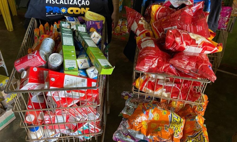 Supermercado de Palmas é autuado pelo Procon após fiscalização encontrar mais de 200 produtos vencidos no local