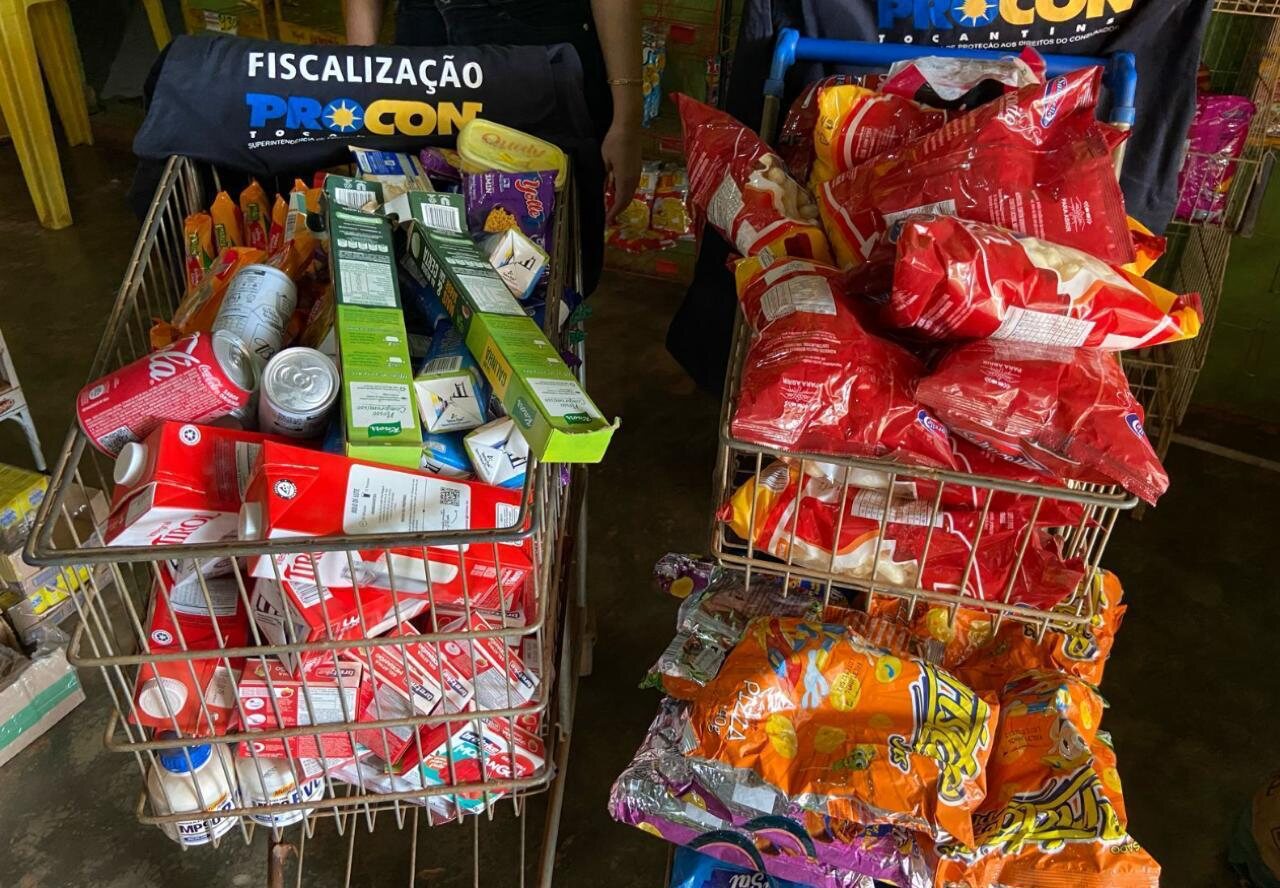 Supermercado de Palmas é autuado pelo Procon após fiscalização encontrar mais de 200 produtos vencidos no local