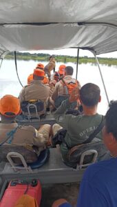 Aflição: Cão farejador guia equipe dos bombeiros em busca de indígena desaparecido há 11 dias na Ilha do Bananal
