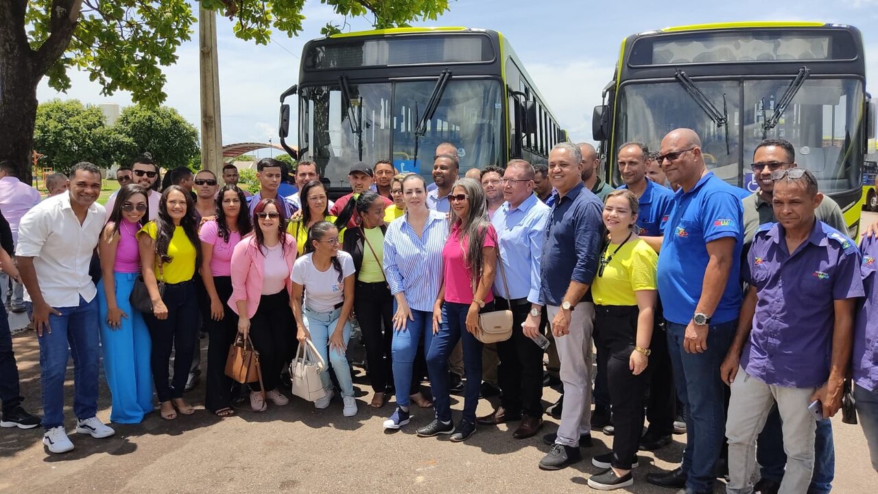 Vereador Waldson da Agesp elogia prefeita Cinthia durante cerimônia de entrega dos 70 novos ônibus para Palmas