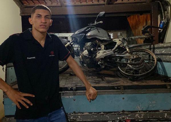 Jovem entregador tem moto destruída pelo fogo e cria vakinha para voltar a trabalhar em Palmas; saiba como ajudar Kayque