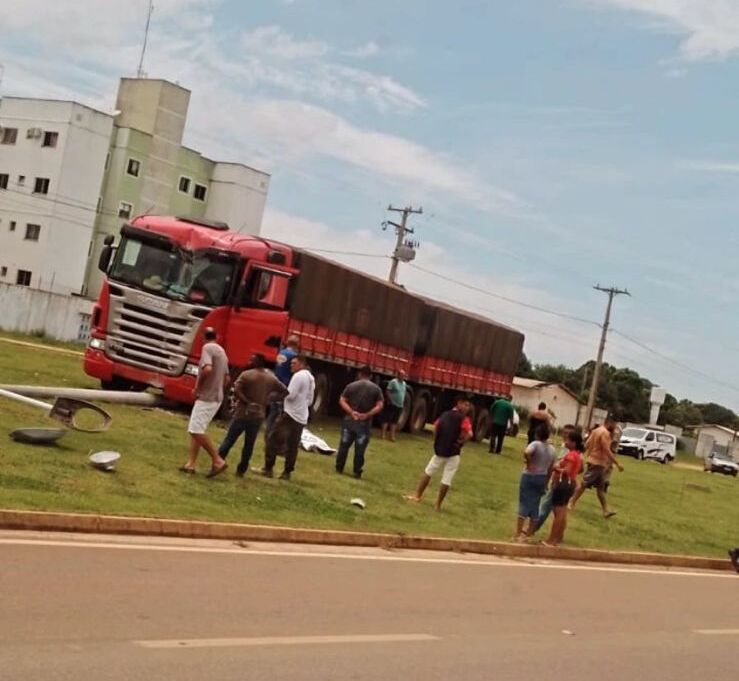 VÍDEO: Motorista de caminhão morre após passar mal e colidir contra poste próximo à Praia das Arnos, em Palmas