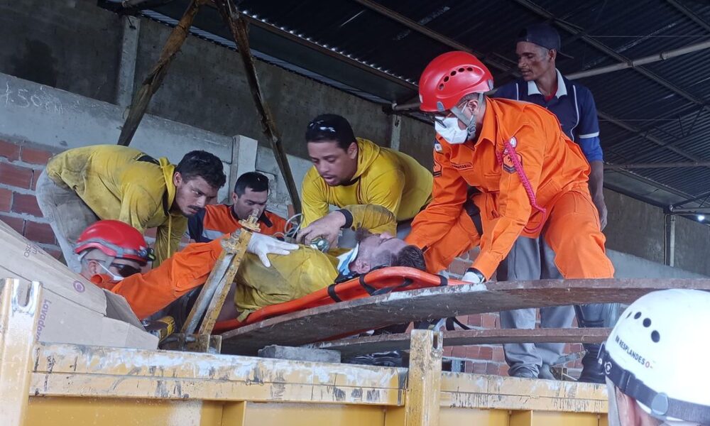 Funcionário de empresa de construção civil fica preso embaixo de placa de concreto e é socorrido pelos bombeiros em Araguaína