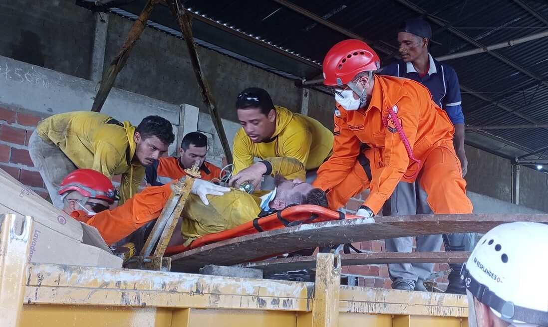 Funcionário de empresa de construção civil fica preso embaixo de placa de concreto e é socorrido pelos bombeiros em Araguaína