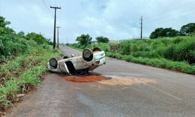 Motorista perde o controle do carro durante chuva e capota na TO-050, em Palmas