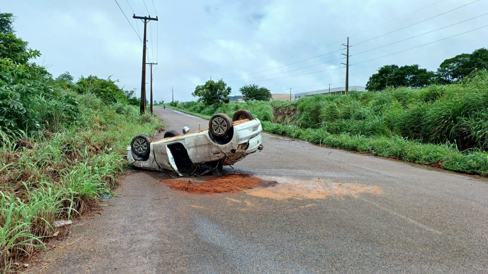 Motorista perde o controle do carro durante chuva e capota na TO-050, em Palmas