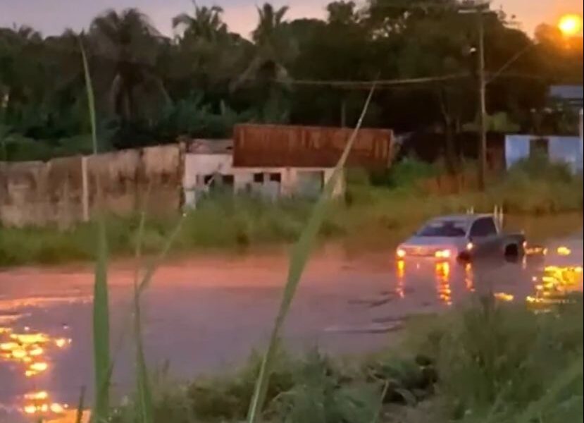 [VÍDEO] Fortes chuvas em Palmas deixam estação de ônibus alagada e carros ilhados nas ruas