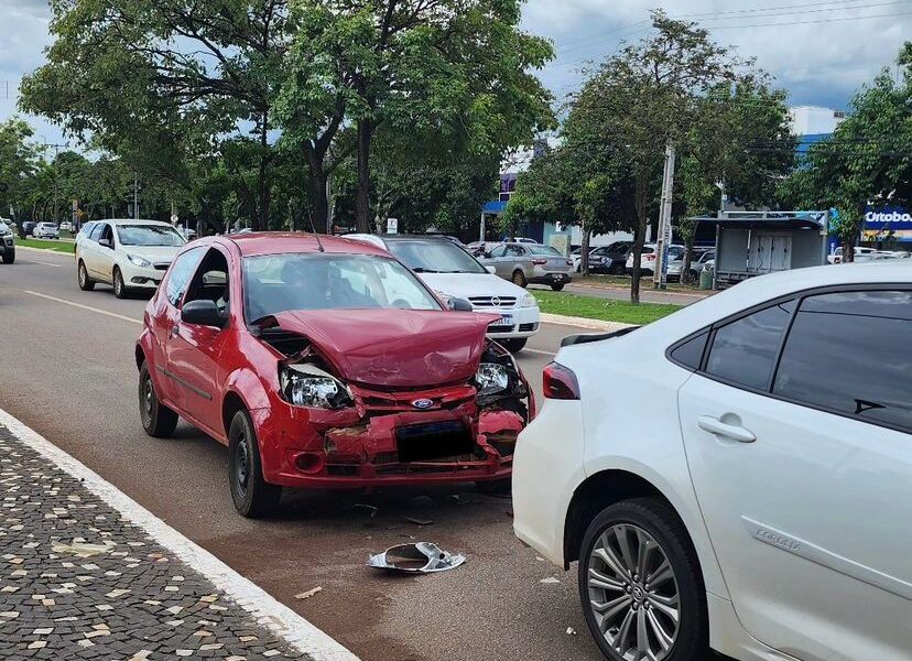 Pai, mãe e bebê ficam feridos após acidente de trânsito envolvendo colisão em Palmas