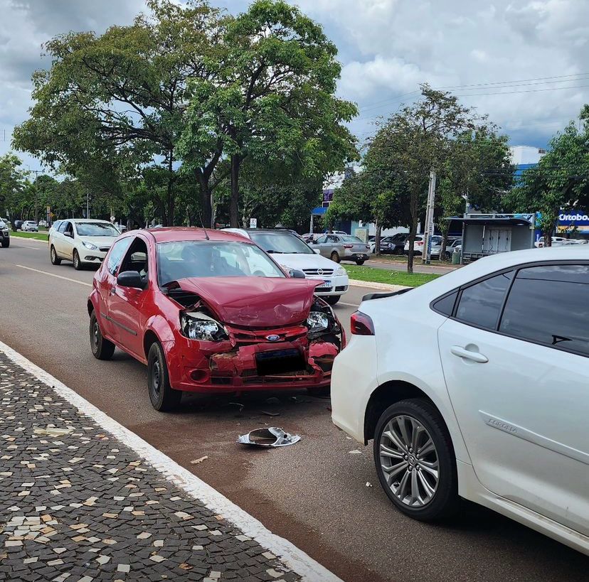 Pai, mãe e bebê ficam feridos após acidente de trânsito envolvendo colisão em Palmas