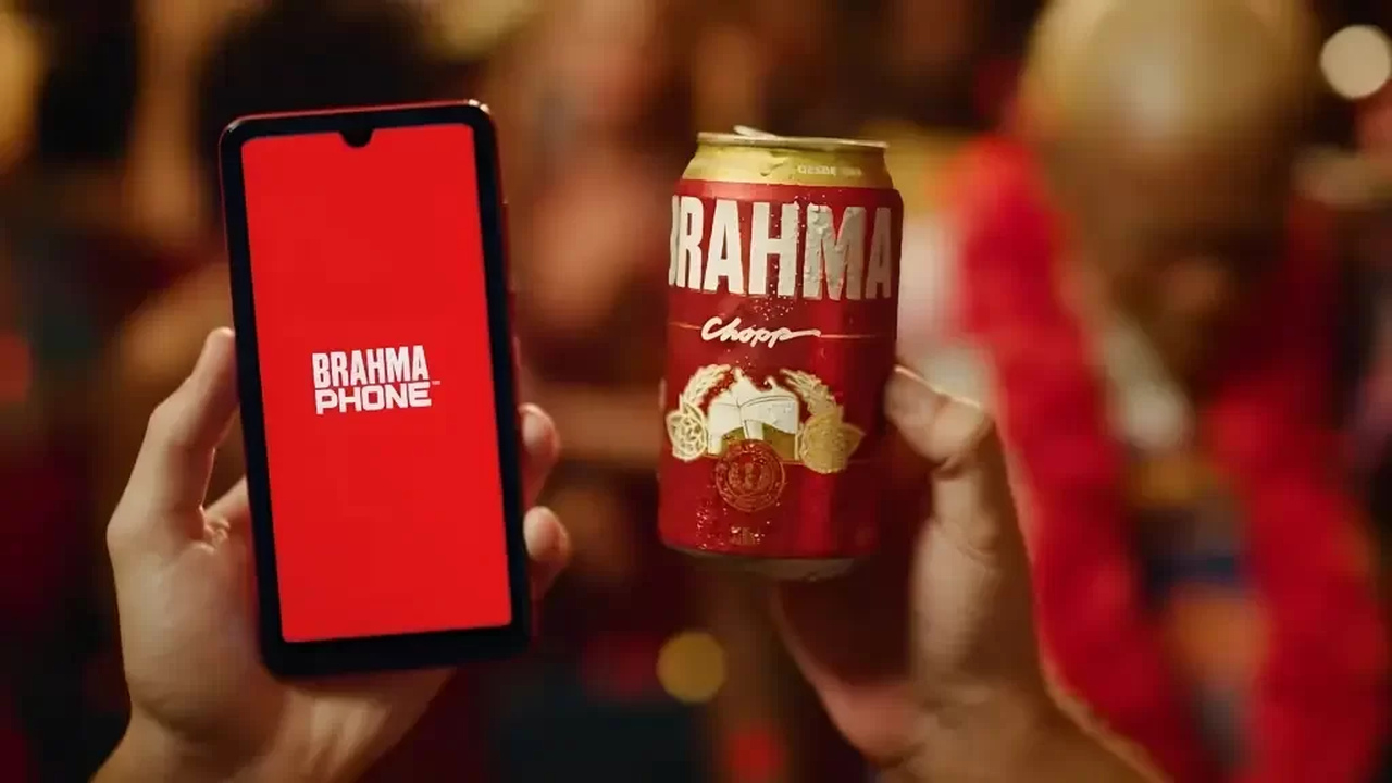 Brahma vai distribuir celulares 'descartáveis' durante Carnaval para segurança dos foliões; veja como o aparelho funciona