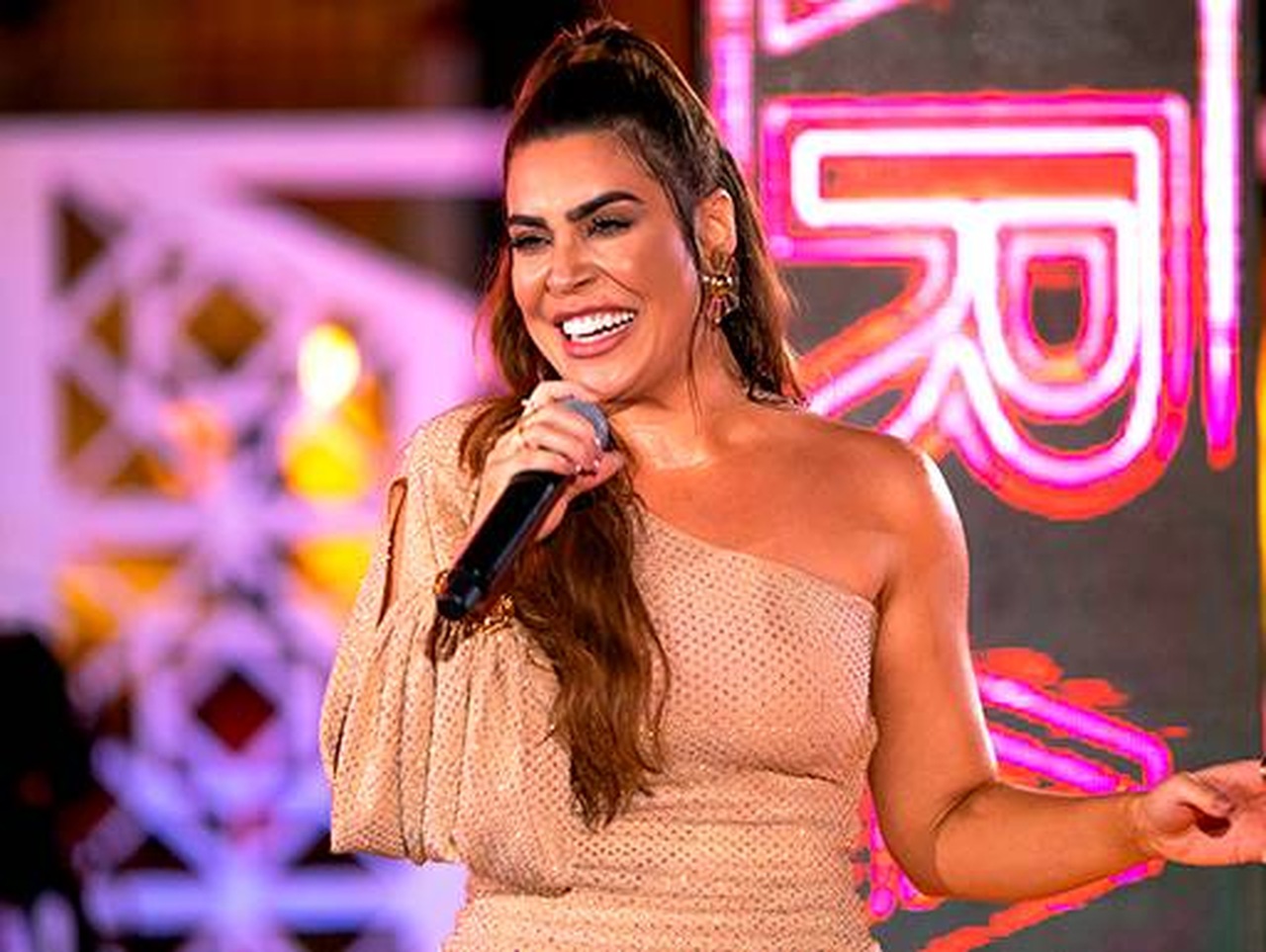 É HOJE: Cantora Naiara Azevedo se apresenta na primeira noite do 'Carnaval da Capital', na região Sul de Palmas; confira a programação