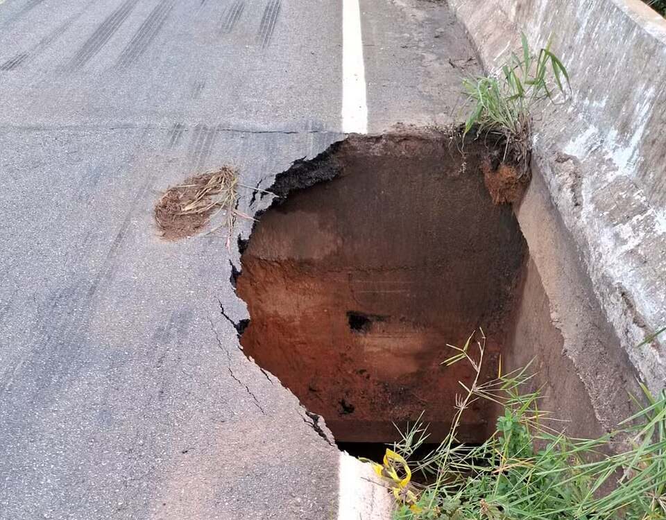 Buraco em trecho onde aconteceu grave acidente, entre Lajeado e Miracema, se abre novamente e motoristas devem ficar atentos