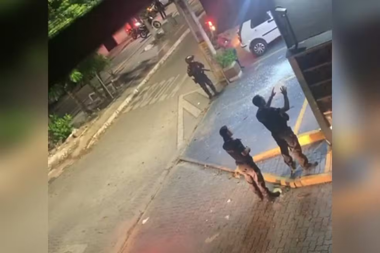 VÍDEO: Atirador de elite dispara na mão de homem que fazia a filha refém em Fortaleza