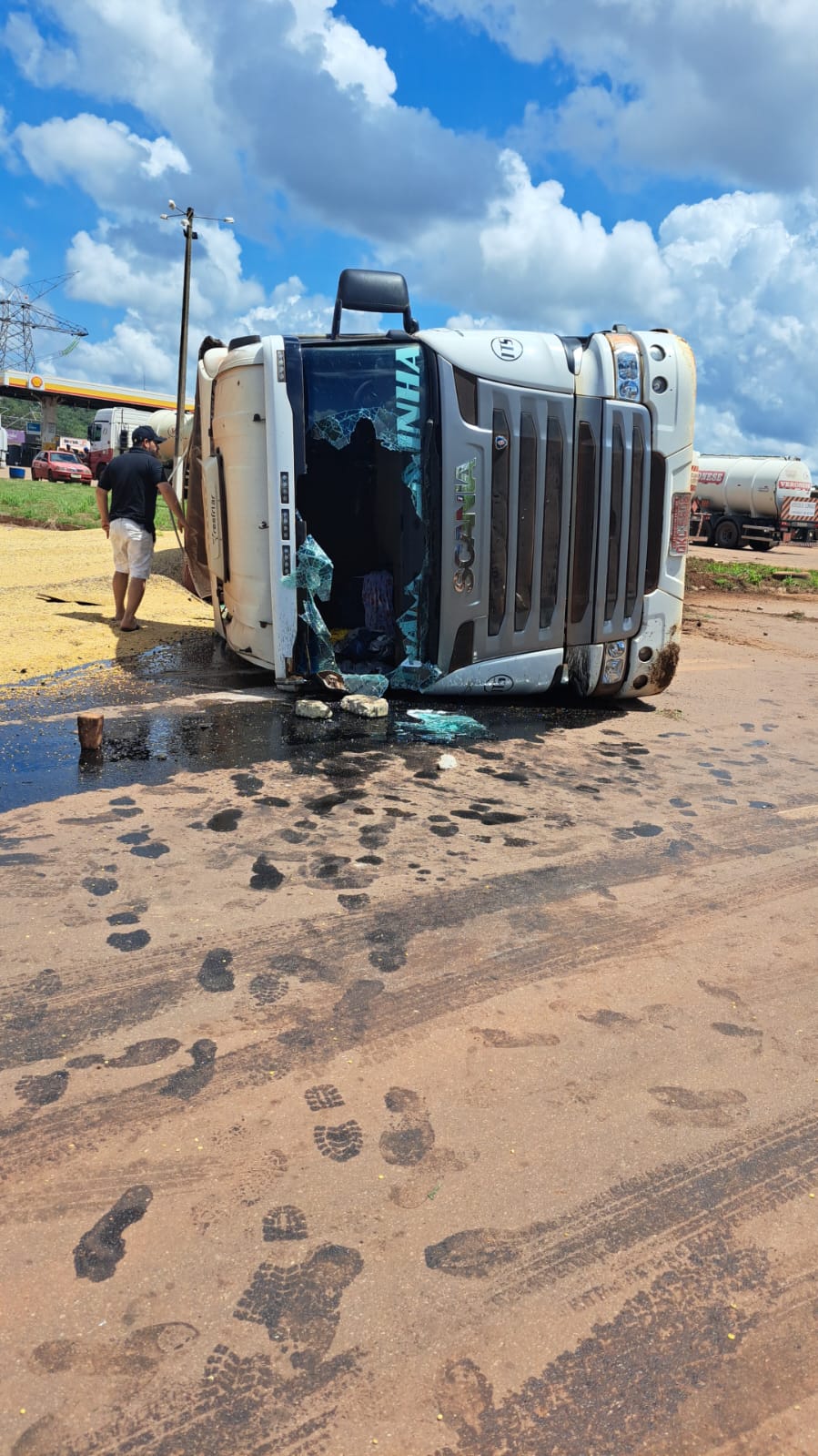 Motorista alcoolizado é detido após tombar carreta na TO-348, próximo a saída para Barrolândia