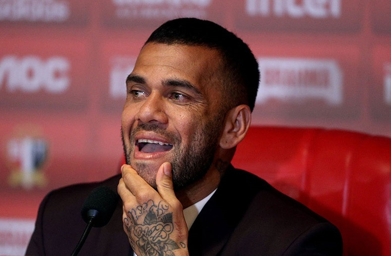 Condenado por estupro, Daniel Alves conquista liberdade provisória em Barcelona; entenda as condições