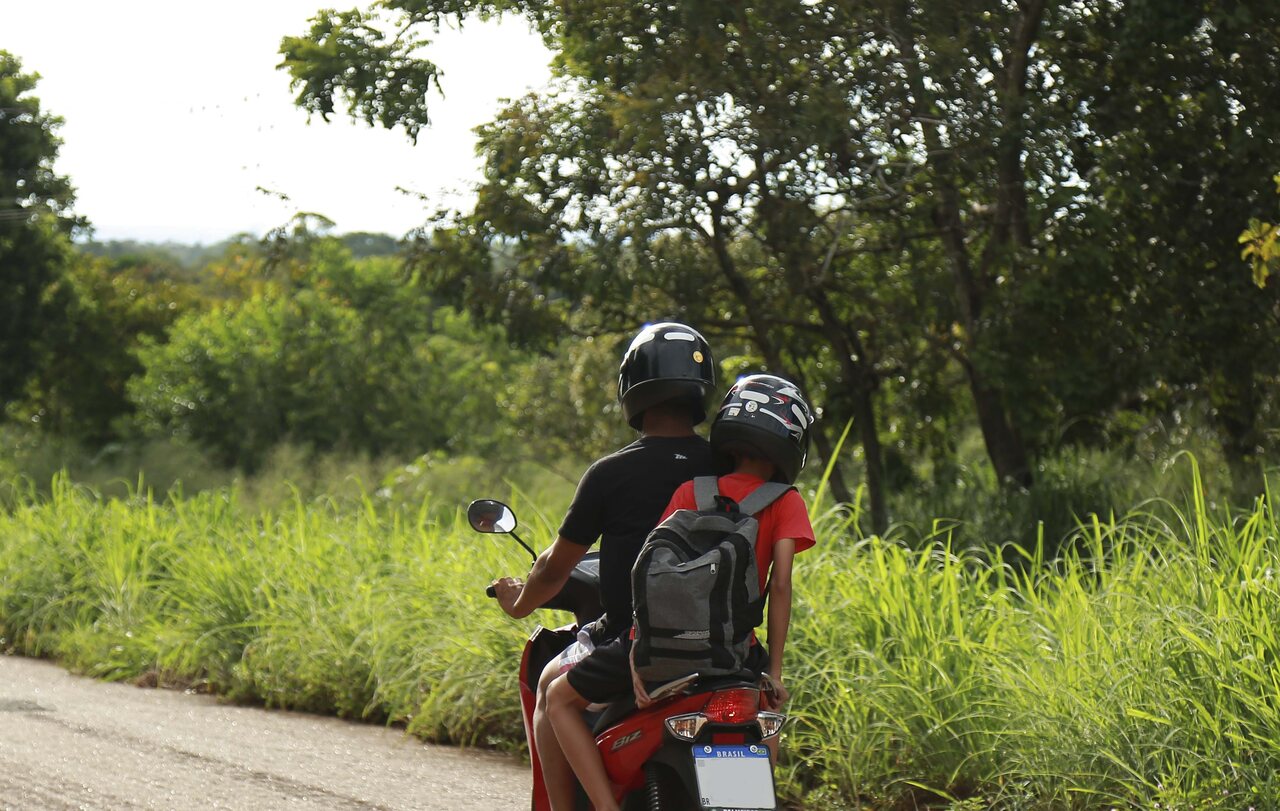 "Infração gravíssima", alerta Detran sobre transporte de crianças menores de 10 anos em motos