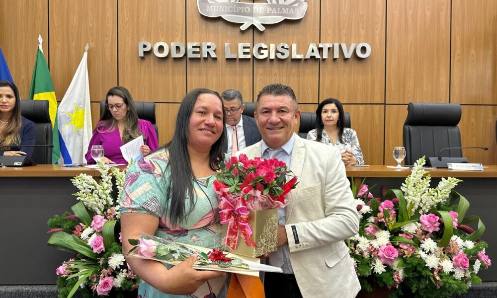 Vereador Márcio Reis homenageia Ana Claudia, gari com 15 anos de serviço em Palmas, durante Sessão Solene do Dia das Mulheres