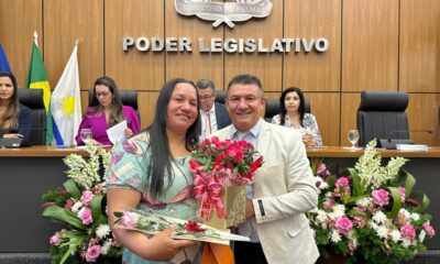 Vereador Márcio Reis homenageia Ana Claudia, gari com 15 anos de serviço em Palmas, durante Sessão Solene do Dia das Mulheres