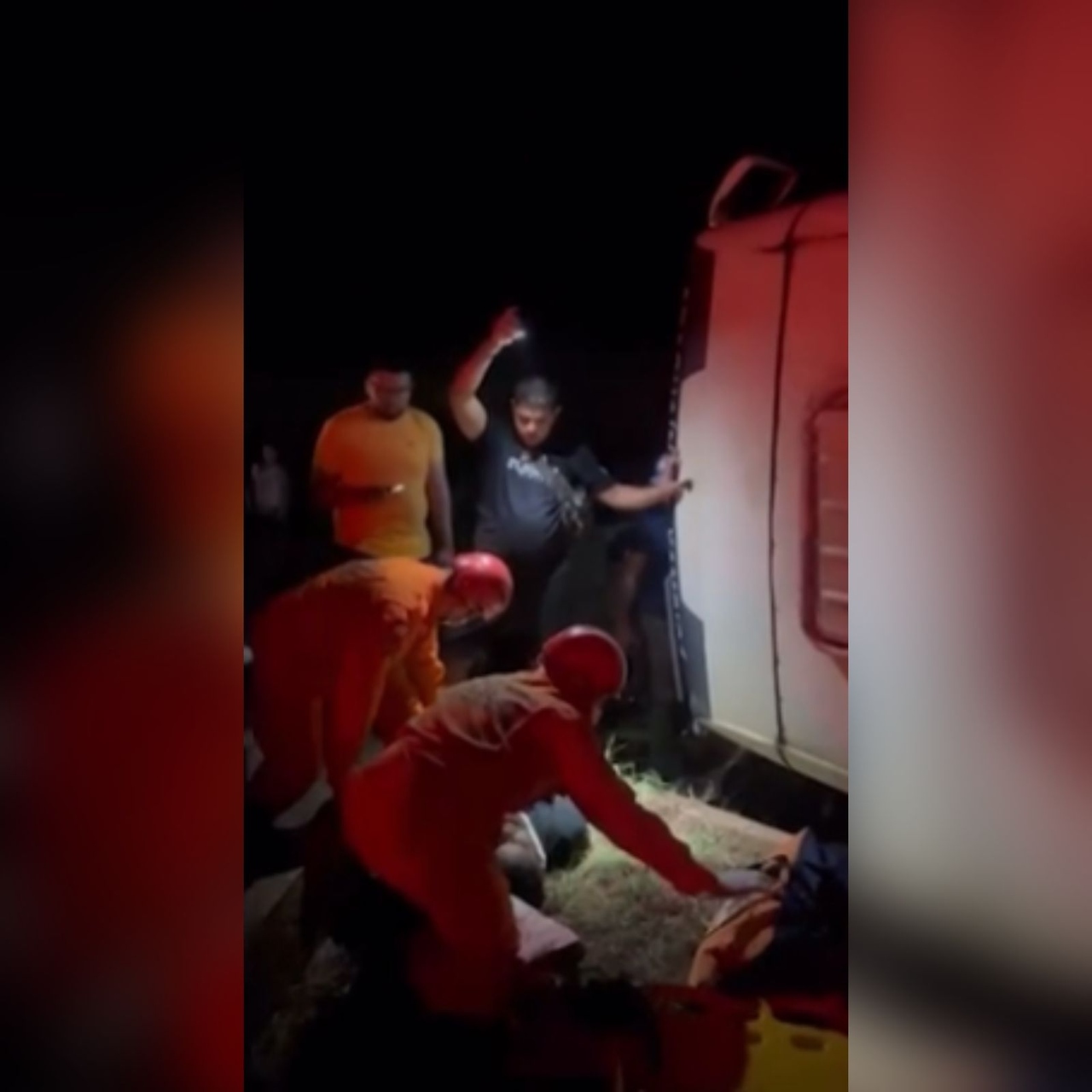 VÍDEO: Acidente com micro-ônibus da banda 'Flaguim Moral' deixa seis pessoas feridas na BR-153, em Araguaína