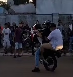 [VÍDEO] Prefeito de Aliança do Tocantins é filmado 'dando grau' sem capacete durante evento com motociclistas