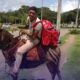 Jovem de Palmas viraliza fazendo entregas montado em um burro; conheça a história de João Pedro