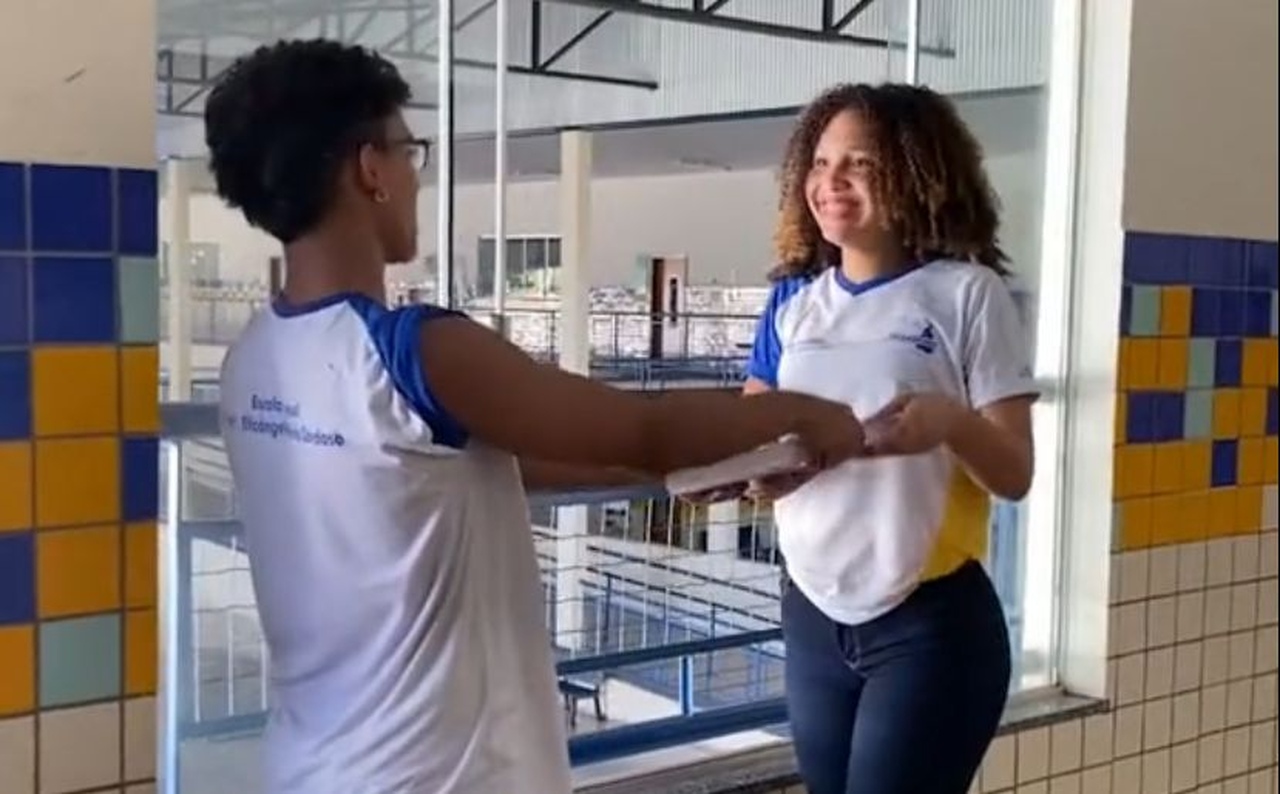 Alunos de escola estadual de Palmas viralizam nas redes sociais com vídeo da música "Pra Ver se Cola"