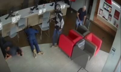 [VÍDEO] Dupla de criminosos assalta loja da Claro no centro de Palmas e rouba vários celulares