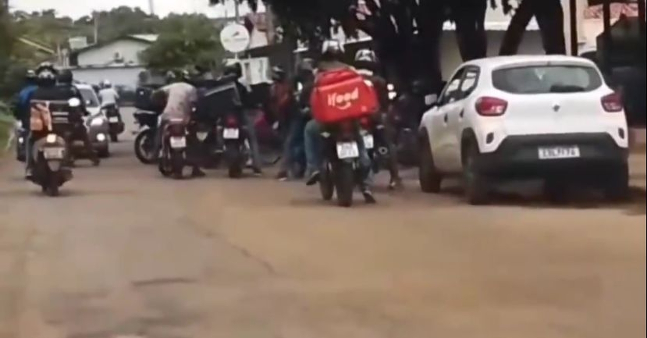 VÍDEO: Motoboys protestam em frente a restaurante em Palmas após mau tratamento de proprietário