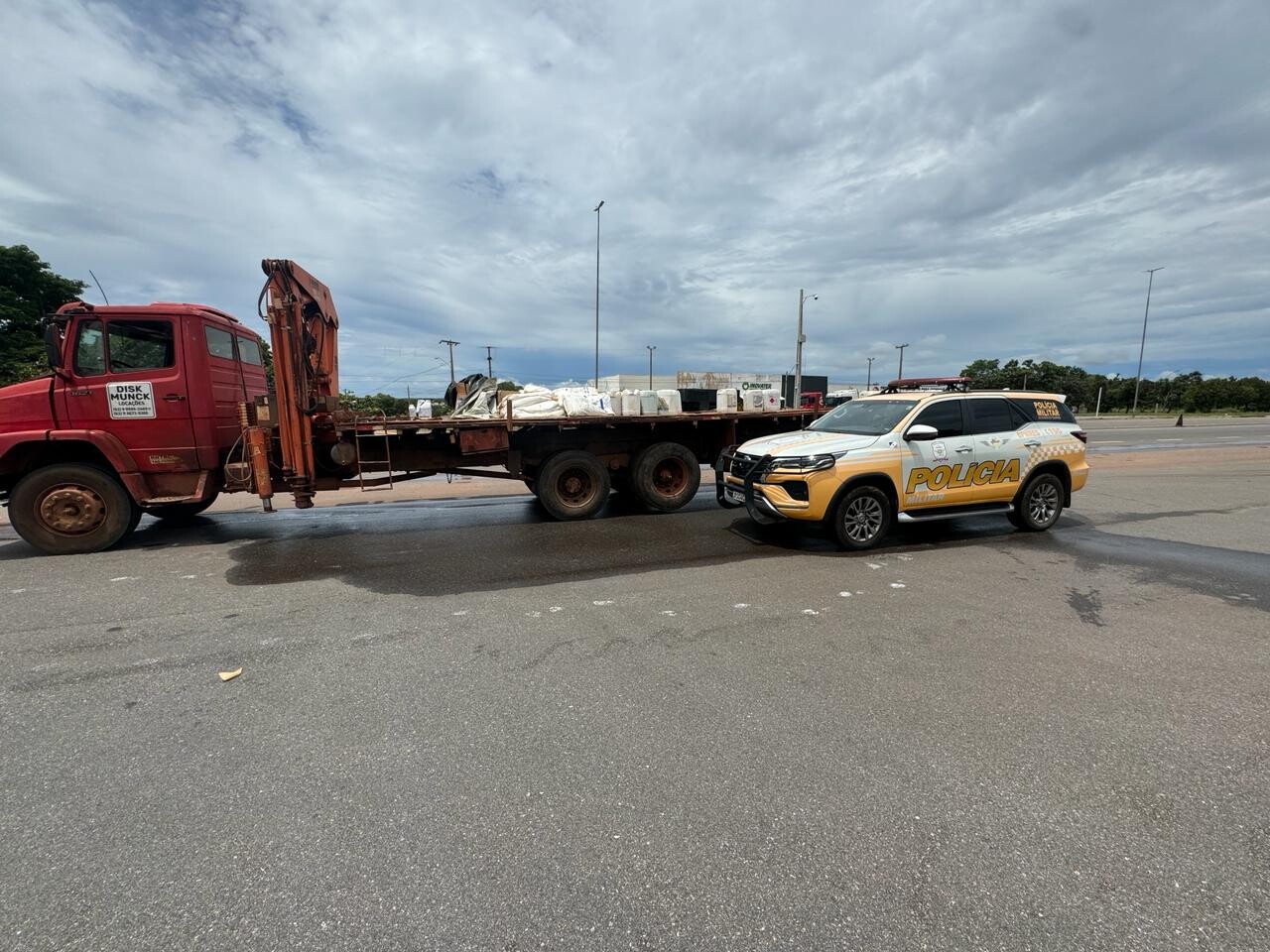 PM apreende carga ilegal de insumos agrícolas em Luzimangues; saiba detalhes