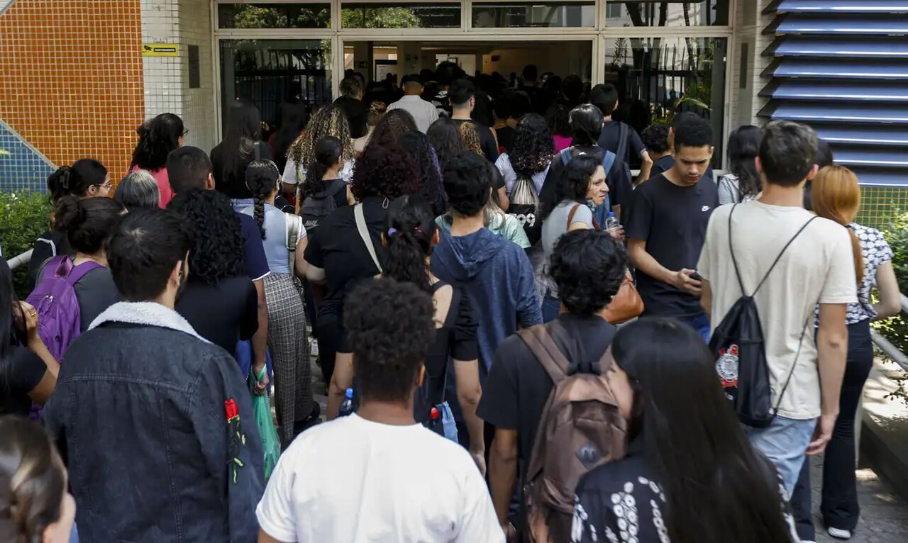 Estudantes do ensino médio recebem primeira parcela do Programa Pé-de-Meia; saiba como o pagamento será feito