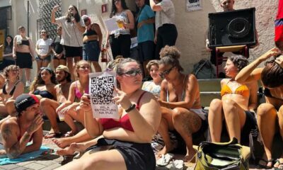 'Biquinaço': Estudantes da PUC-SP protestam com trajes de banho contra falta de ar-condicionado