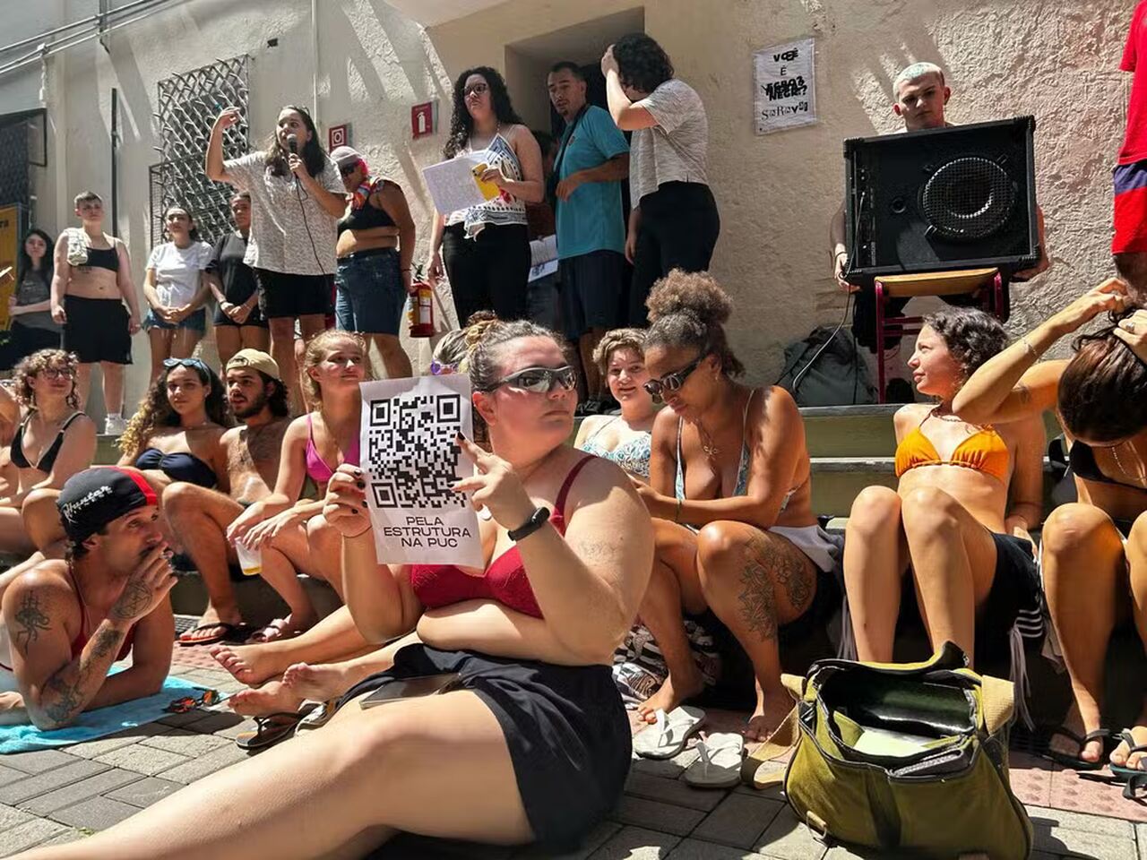 'Biquinaço': Estudantes da PUC-SP protestam com trajes de banho contra falta de ar-condicionado